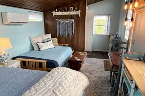 Room - Cozy Tiny House with Fire Pit and Barbecue in Mount Jackson, Virginia (Edinburg)