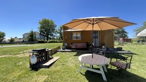 Outdoor dining - Cozy Tiny House with Fire Pit and Barbecue in Mount Jackson, Virginia (Edinburg)