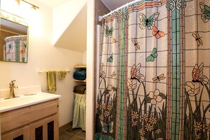 Jetted bath, hair dryer, towels, soap - Glamp by the River: Unforgettable Getaway in New Mexico's Scenic Wilderness (San Miguel County)