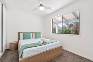5 bedrooms, iron/ironing board, travel cot, WiFi - Arielle`s Hideaway Retreat - Sleeps 12pp (Cedar Creek)