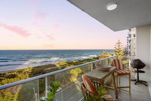 Property grounds - Twenty Two with a View - Main Beach - WiFi Parking (Main Beach)