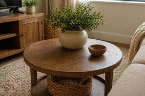 Deluxe Room | Living area - Blue Lantern Hotel (Toronto)