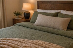 Deluxe Room - Blue Lantern Hotel (Toronto)