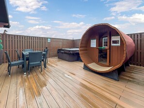 Outdoor dining - 3 bedroom accommodation in Glasgow (Glasgow)
