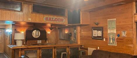 Televisio, takka, DVD-soitin, pöytäjalkapallopöytä