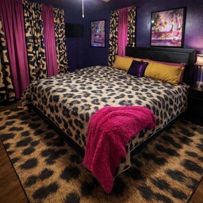 3 bedrooms, WiFi, bed sheets - Ultimate Girls’ Getaway House with Hot Tub, Movie Room & Margarita Machine in Lone Star, Texas (Lone Star)