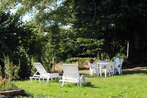 Outdoor dining - Country Cottage – In the Heart of the Dordogne (Mialet)