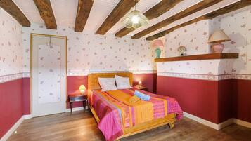3 bedrooms, iron/ironing board, WiFi, bed sheets