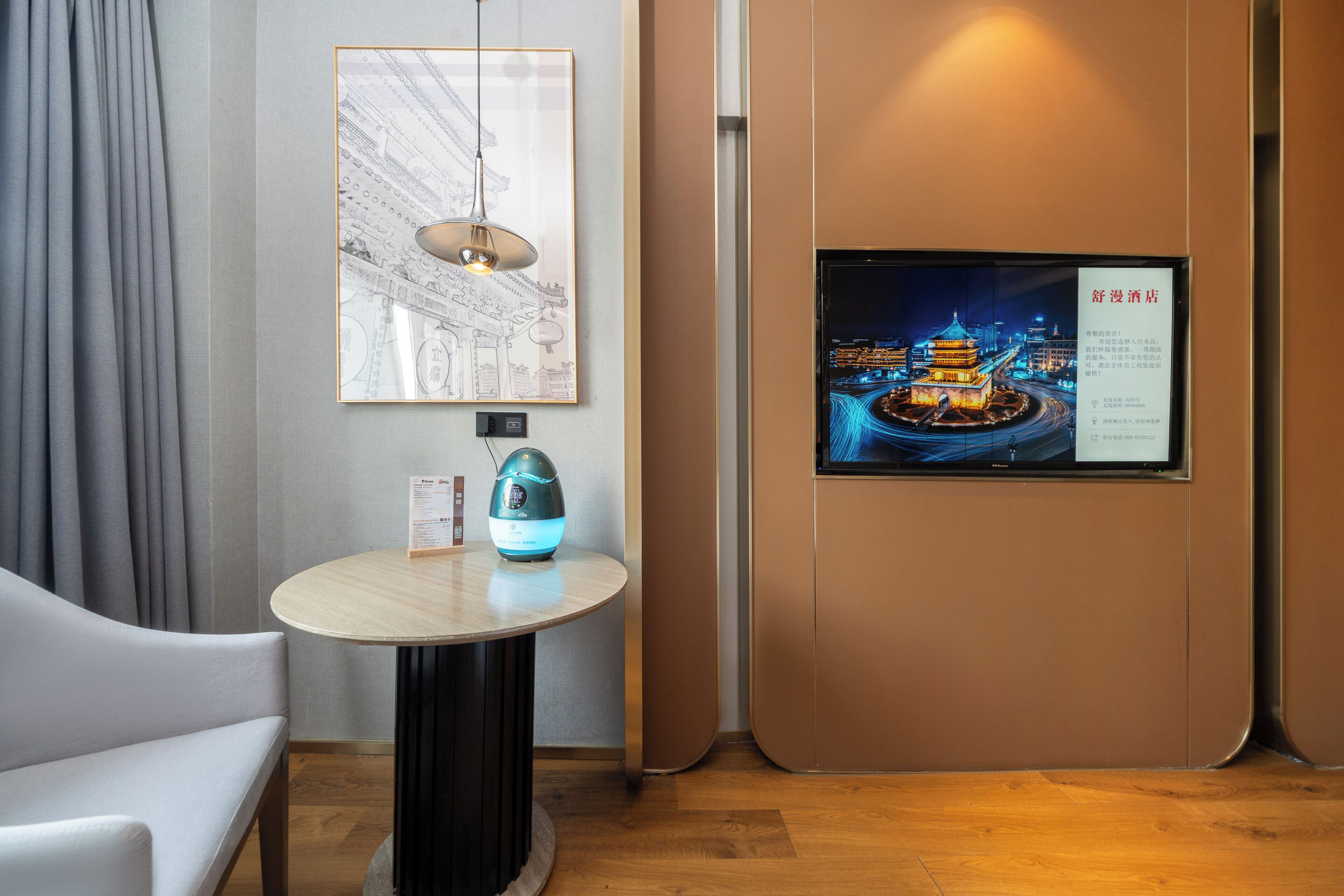 Luksus-dobbeltrom, byutsikt | Minibarvarer (inkludert), skrivebord og blendingsgardiner