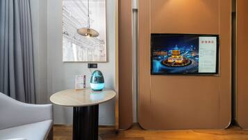 Luksus-dobbeltrom, byutsikt | Minibarvarer (inkludert), skrivebord og blendingsgardiner