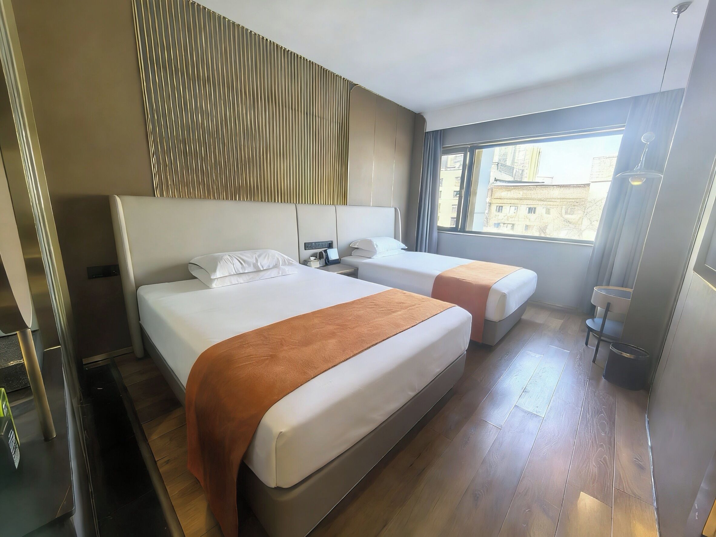 Panorama driepersoonskamer, uitzicht op stad