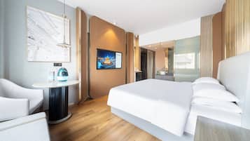 Habitación de lujo doble, vistas a la ciudad | Minibar (con algunos artículos gratuitos), escritorio, cortinas opacas