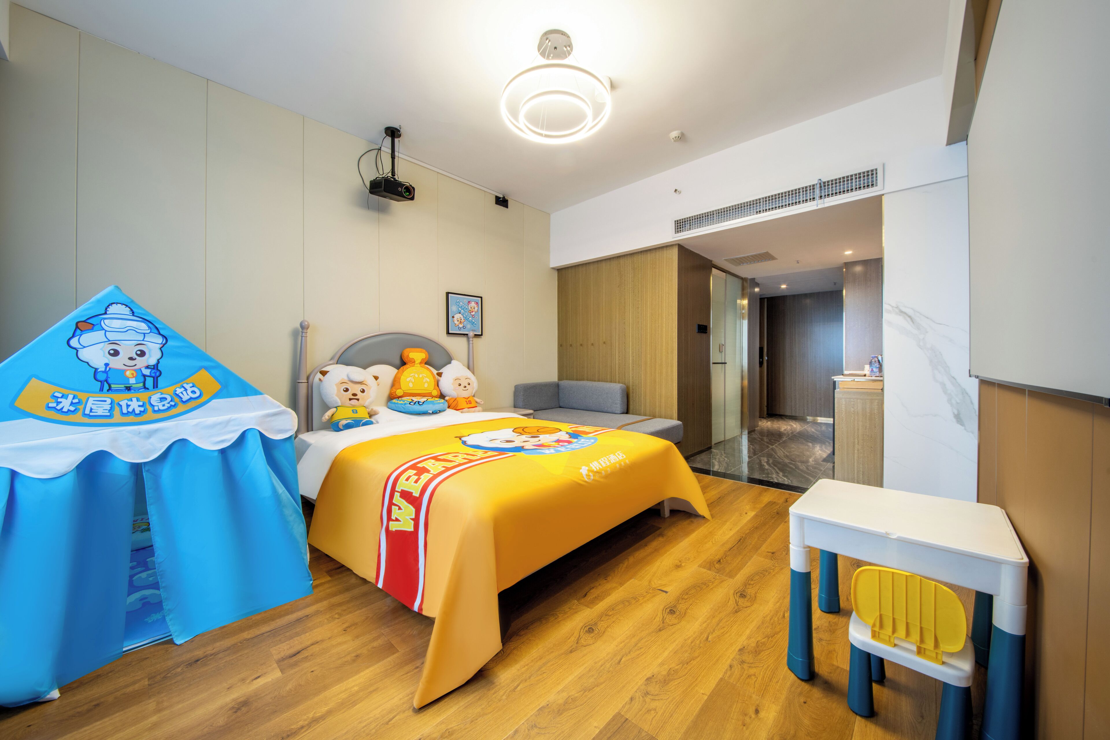 Suite – superior, byutsikt | Minibarvarer (inkludert), skrivebord og blendingsgardiner