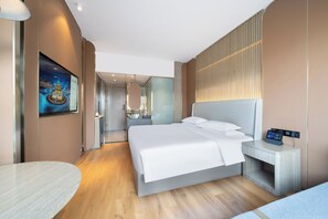 Quarto casal superluxo, vista para a cidade | Frigobar (abastecido com alguns itens grátis), escrivaninha