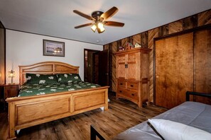 3 bedrooms, desk, iron/ironing board, WiFi