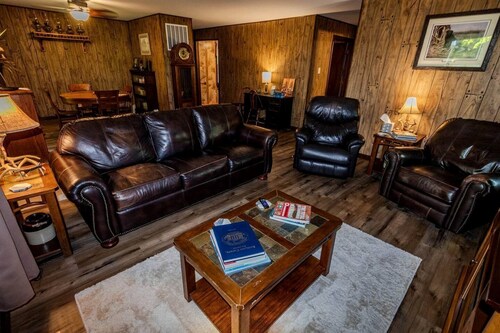 Rustic, Pet Friendly Cabin near East Fork Lake, Olney, Illinois