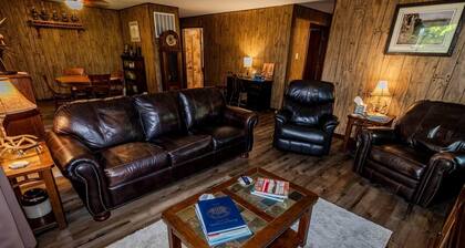 Rustic, Pet Friendly Cabin near East Fork Lake, Olney, Illinois