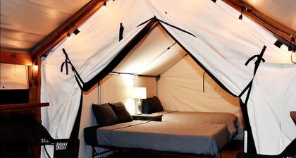 Wonderful Glamping Adventure for Friends and Family: Luxurious Safari Tent on the Cibolo Creek in Marion, Texas