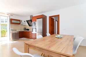 Fridge, microwave, oven, dishwasher - E438 Can Gorrio by Mallorca Villa Selection (Port de Pollença)