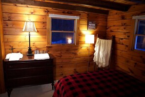 3 bedrooms, iron/ironing board, WiFi, bed sheets - Haverhill Hideout: Secluded Log Cabin with Hot Tub for Family Relaxation (Haverhill)