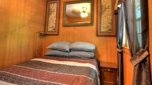 1 bedroom, bed sheets - Tiny House for Two with Outdoor Tub near Great Smoky Mountains in Cherokee, North Carolina (Cherokee)