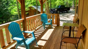 Outdoor dining - Tiny House for Two with Outdoor Tub near Great Smoky Mountains in Cherokee, North Carolina (Cherokee)