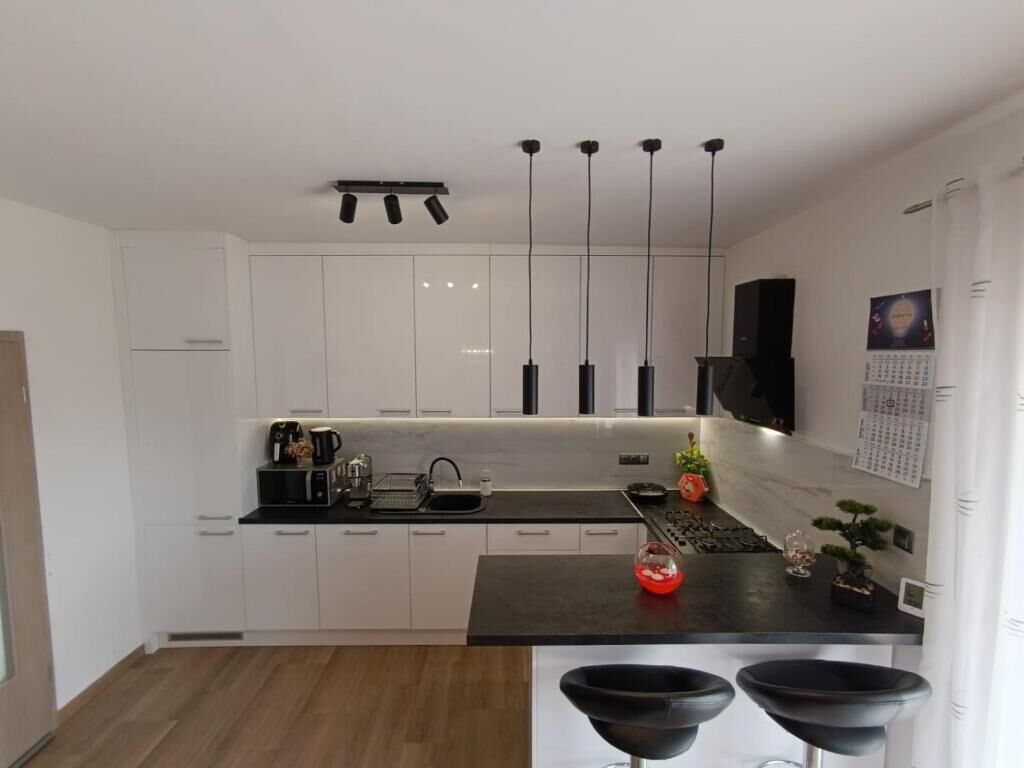 Réfrigérateur, four à micro-ondes, un four, surface de cuisson