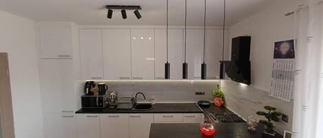 Réfrigérateur, four à micro-ondes, un four, surface de cuisson