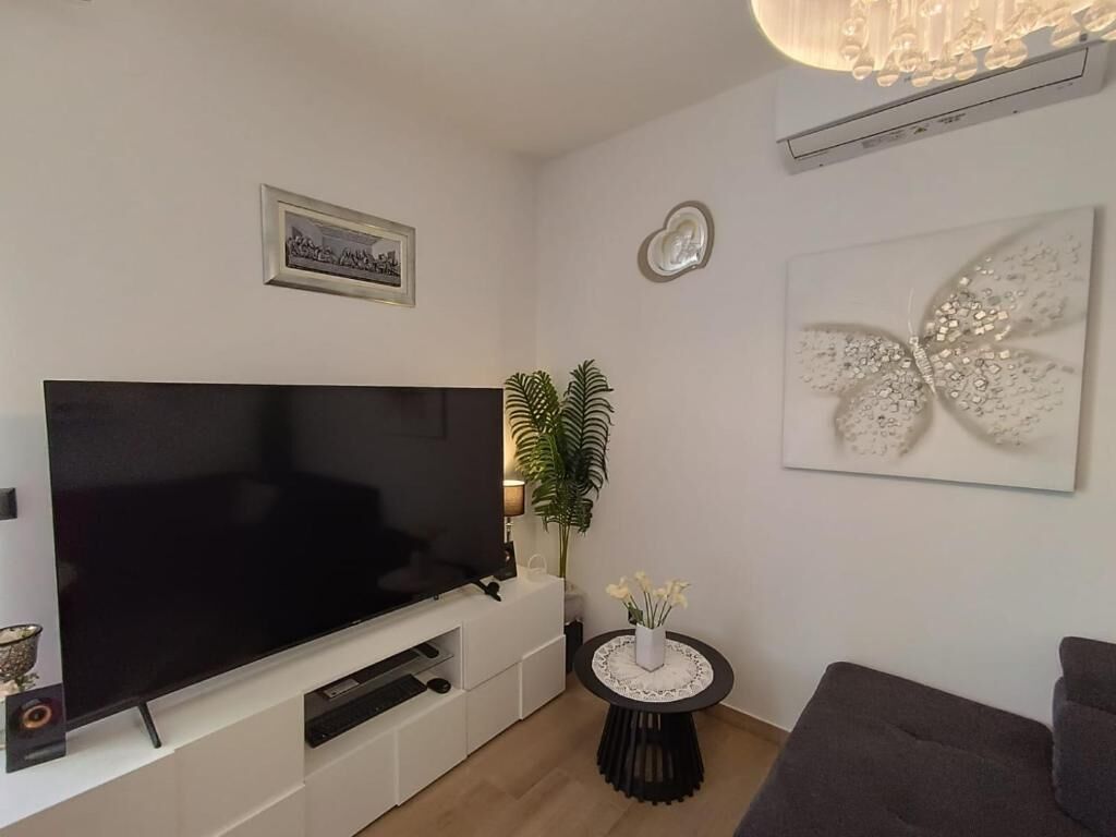 Smart-TV, Kamin, DVD-Player, Bücher