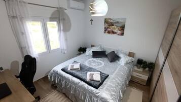 3 habitaciones, escritorio, tabla de planchar con plancha y wifi gratis