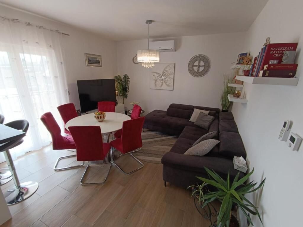 Smart-tv, eldstad, dvd-spelare och böcker
