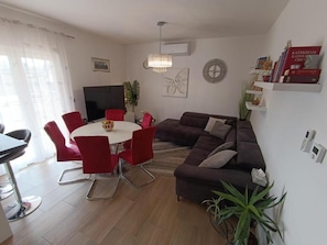 Smart-tv, pejs, dvd-afspiller, bøger