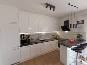 Réfrigérateur, micro-ondes, four, plaque de cuisson