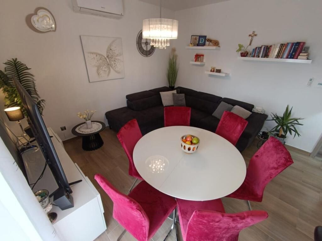 Smart-TV, Kamin, DVD-Player, Bücher