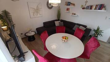 Smart-TV, Kamin, DVD-Player, Bücher
