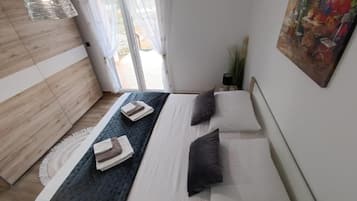 3 bedrooms, desk, iron/ironing board, free WiFi