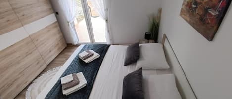 3 bedrooms, desk, iron/ironing board, free WiFi