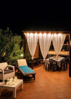 Outdoor dining - Blue wave apartment, a small oasis of relaxation just a few steps from the sea (Pollina)