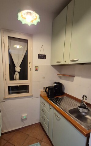 Frigorífic, forn, placa de cuina i cafetera i tetera 