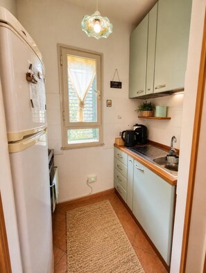 Fridge, oven, stovetop, coffee/tea maker - Blue wave apartment, a small oasis of relaxation just a few steps from the sea (Pollina)
