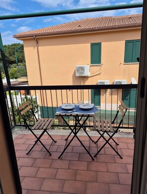 Outdoor dining - Vrbo Property (Pollina)
