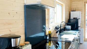 Coffee/tea maker, fridge, oven, stovetop