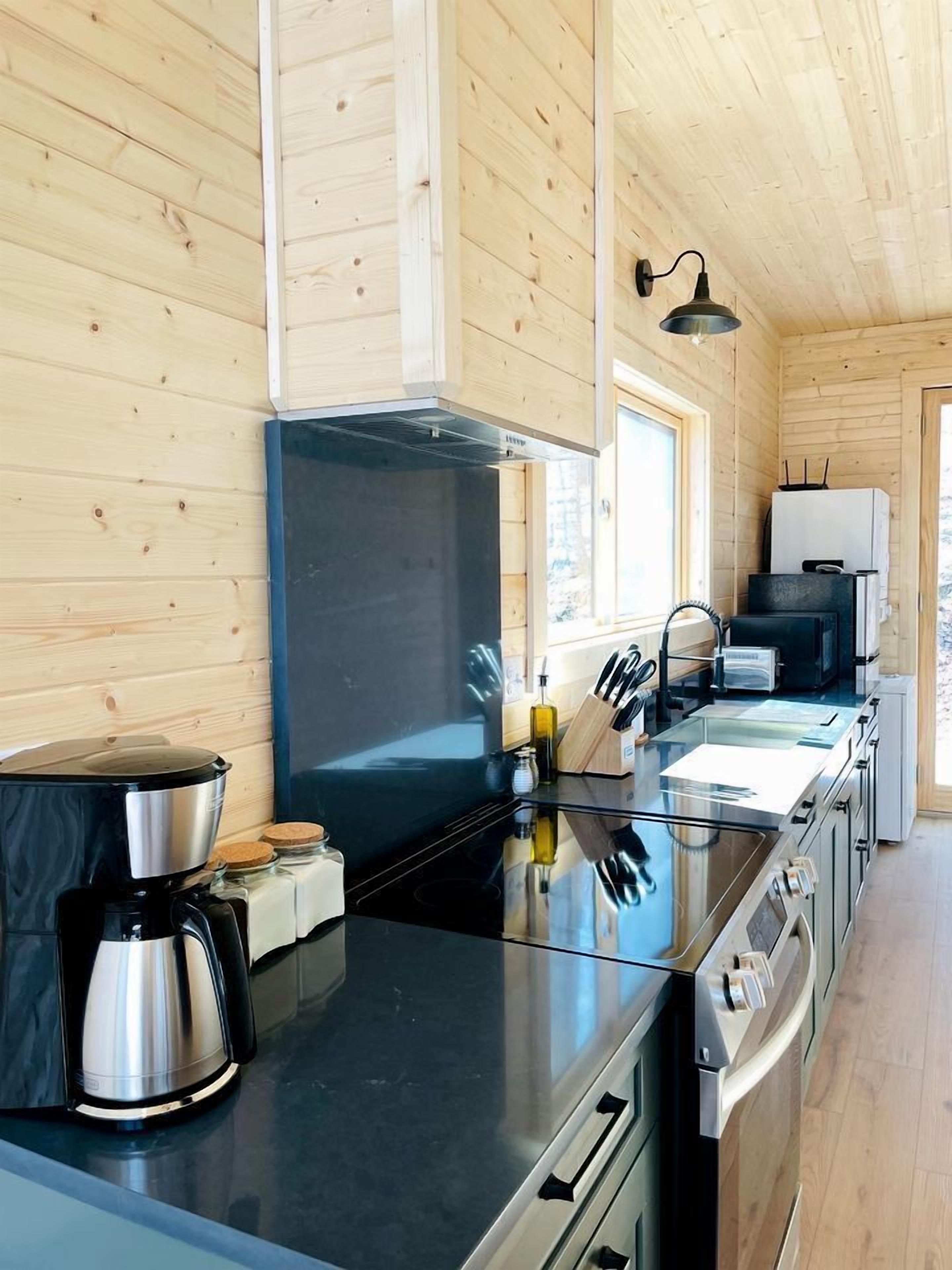 Coffee/tea maker, fridge, oven, stovetop