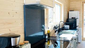Coffee/tea maker, fridge, oven, stovetop