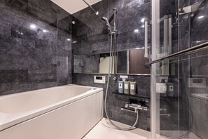 Hair dryer, towels, soap, shampoo - Luxury Stay｜ 4min to Roppongi｜ 10min to Shibuya,Ginza,Shinjuku｜ 25min to Asakusa (港区)