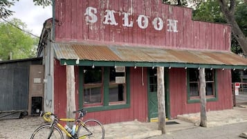 Maalaistyylinen rakennus, jonka julkisivu on punainen ja jossa on kyltti, jossa lukee: »ZUEHL TEXAS SALOON».