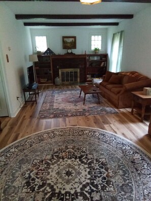 Living area - Welcoming 4 bedroom, 2 full bathroom in charming Woolrich (Woolrich)