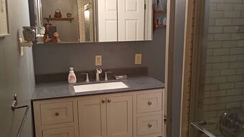 Shower, hair dryer, bidet, towels