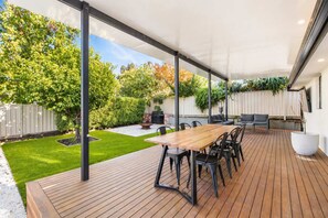 Outdoor dining - Modern Bendigo Retreat Near CBD (Bendigo)
