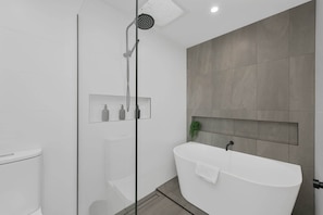 Shower, hair dryer, towels, shampoo - Modern Bendigo Retreat Near CBD (Bendigo)